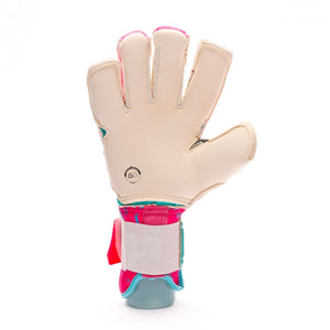 Palm of a women goalkeeper glove featuring a rollfinger + negative cut